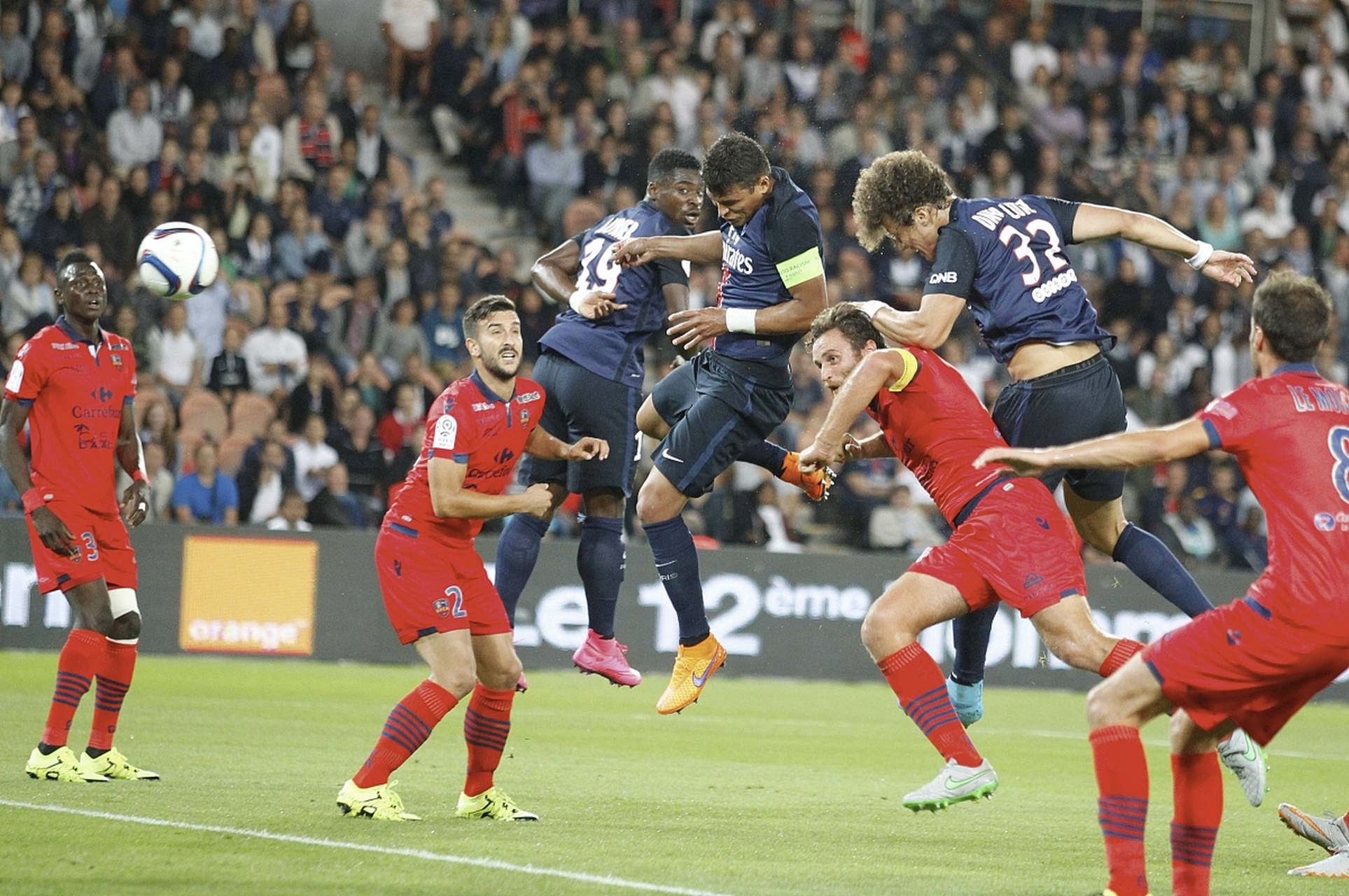 足球强强对话，球场百态呈现精彩纷呈(聊聊足球)