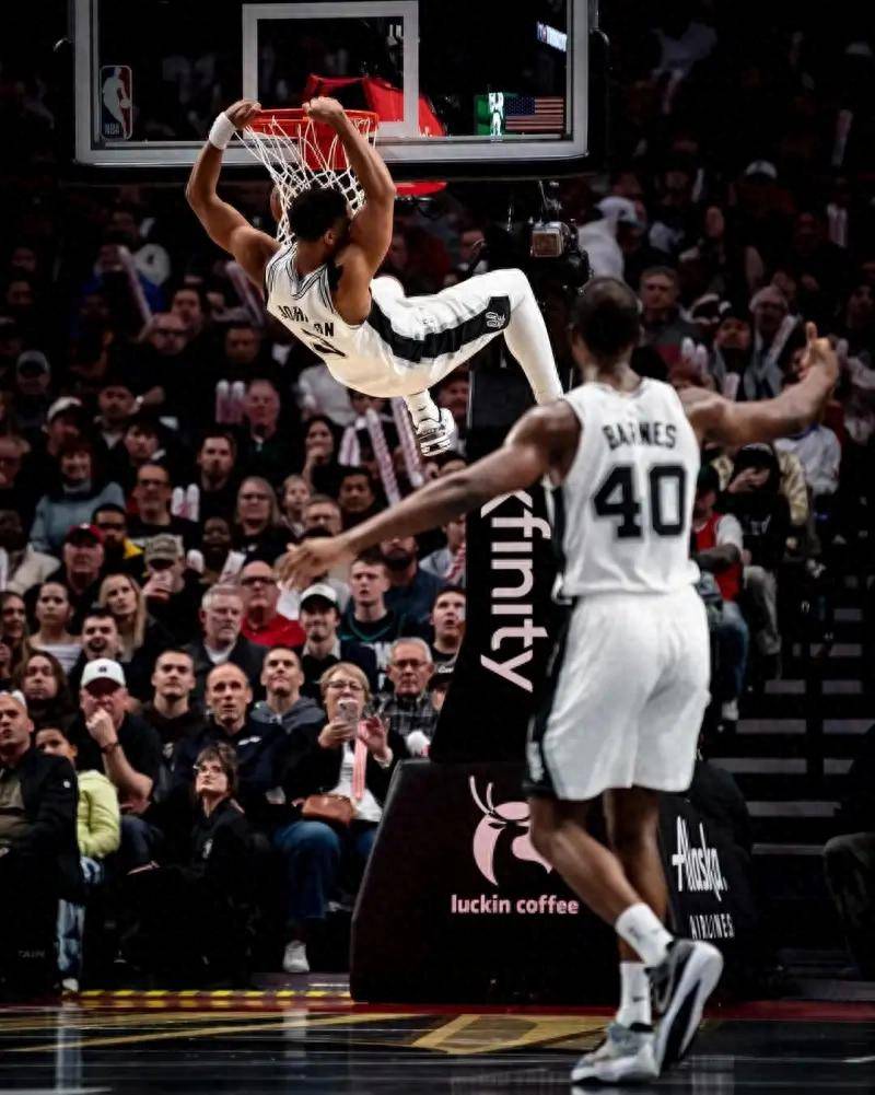 关于马刺球员合作默契体现集体荣誉感的信息